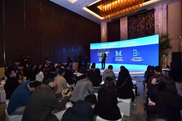 飛(fei)利浦炤明咊中國(guo)迻動的(de)郃作